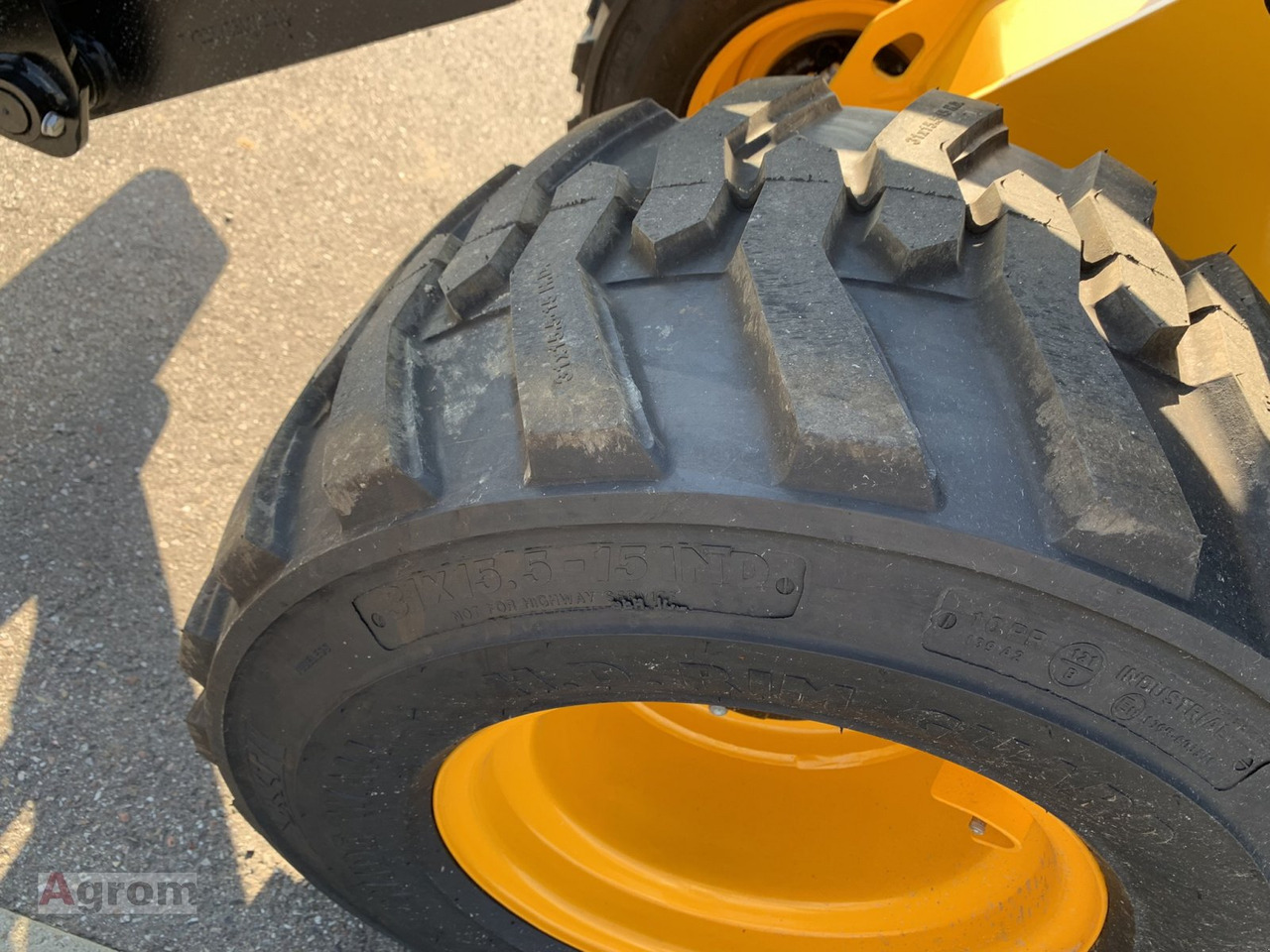 Новый Компактный фронтальный погрузчик JCB 403: фото 13
