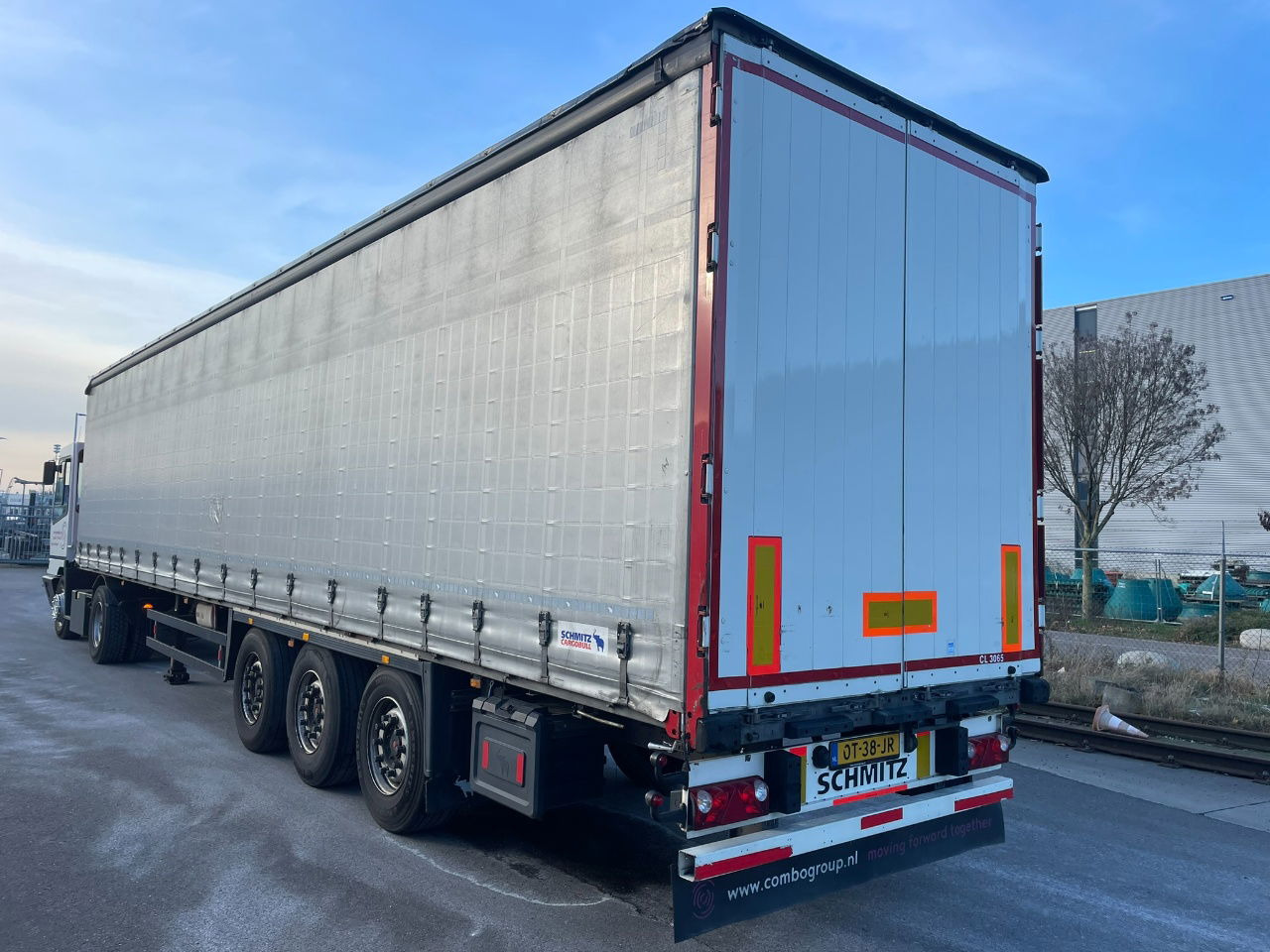 Schmitz Cargobull SCB-S3T EN 12642-XL Allu borden - disc brakes 2 x toolbox / tu - Тентованный полуприцеп: фото 3 Schmitz Cargobull SCB-S3T EN 12642-XL Allu borden - disc brakes 2 x toolbox / tu - Тентованный полуприцеп: фото 3
