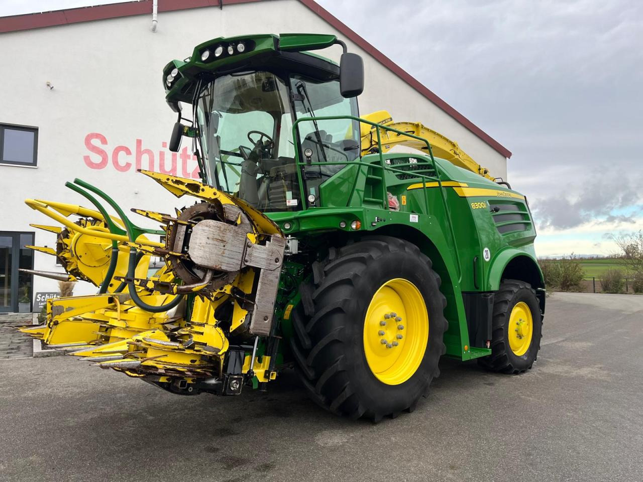 John Deere 8300i Feldhäcksler, Harvestlap, Pickup, Kemper, erst 910 Betriebsstunden, Baujahr 2018 - Кормоуборочный комбайн: фото 1 John Deere 8300i Feldhäcksler, Harvestlap, Pickup, Kemper, erst 910 Betriebsstunden, Baujahr 2018 - Кормоуборочный комбайн: фото 1