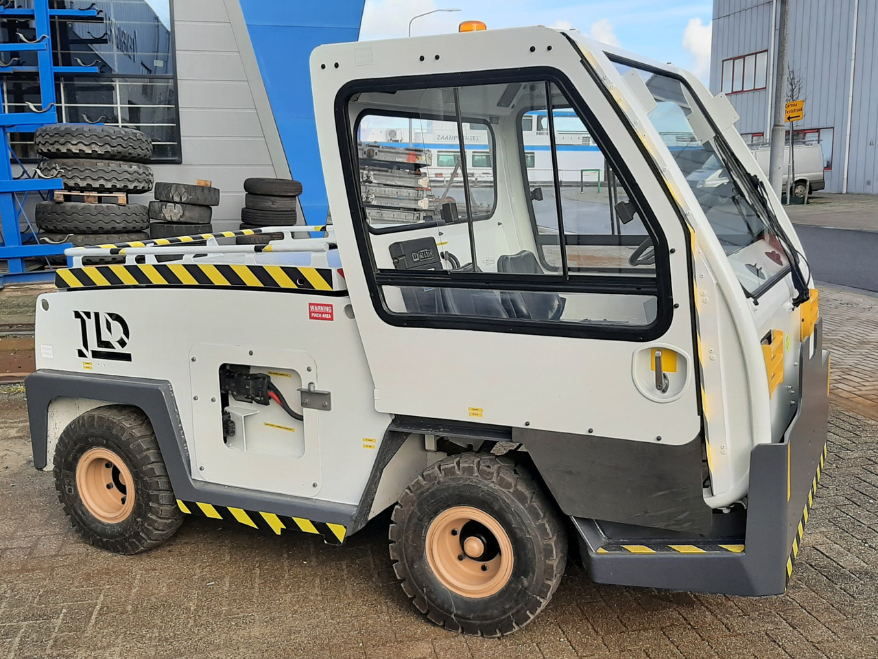 Baggage tractor TLD - Багажный тягач: фото 1 Baggage tractor TLD - Багажный тягач: фото 1