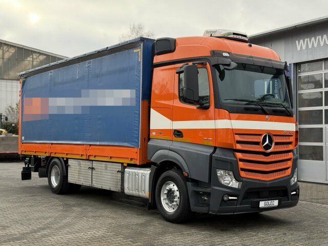 Mercedes-Benz Actros 4x2 Pritsche Plane Laderampe + Anhänger - Тентованный грузовик: фото 1 Mercedes-Benz Actros 4x2 Pritsche Plane Laderampe + Anhänger - Тентованный грузовик: фото 1