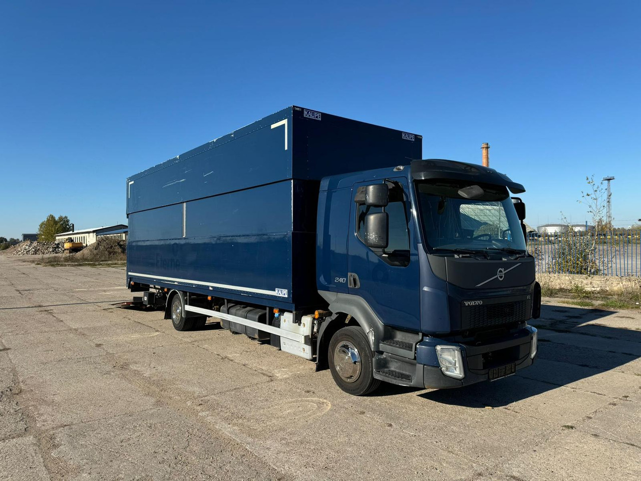 VOLVO FL 240 - Грузовик с закрытым кузовом: фото 1 VOLVO FL 240 - Грузовик с закрытым кузовом: фото 1