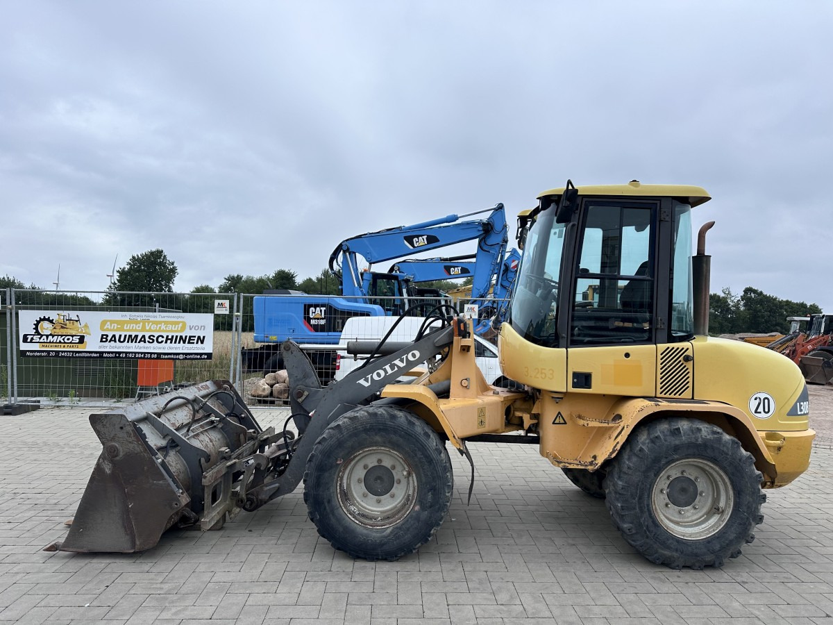 VOLVO L 30 B PRO 3er Kreis Klappschaufel+Palettengabel - Колёсный погрузчик: фото 1 VOLVO L 30 B PRO 3er Kreis Klappschaufel+Palettengabel - Колёсный погрузчик: фото 1