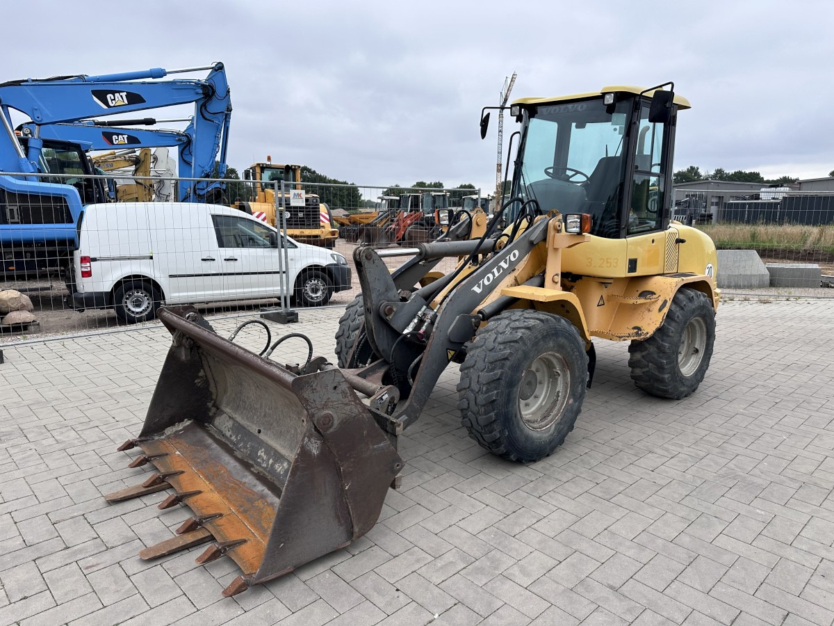 VOLVO L 30 B PRO 3er Kreis Klappschaufel+Palettengabel - Колёсный погрузчик: фото 3 VOLVO L 30 B PRO 3er Kreis Klappschaufel+Palettengabel - Колёсный погрузчик: фото 3