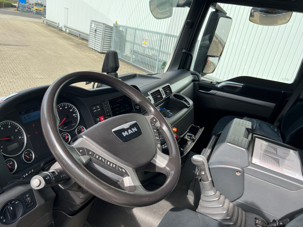 MAN TGS 26.360/400 6x2-4 BL TGS 26.360/400 6x2-4 BL, Lenk-/Lift, Kran Atlas AK 206.3E A5, Funk - Автоманипулятор, Грузовик бортовой/ Платформа: фото 3 MAN TGS 26.360/400 6x2-4 BL TGS 26.360/400 6x2-4 BL, Lenk-/Lift, Kran Atlas AK 206.3E A5, Funk - Автоманипулятор, Грузовик бортовой/ Платформа: фото 3