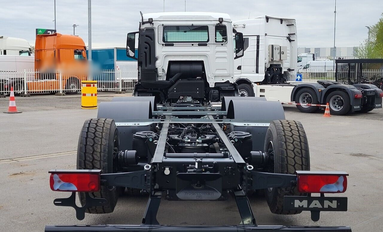 MAN TGS 35.470 8x4-4 BL TGS 35.470 8x4-4 BL, Lenk-/Liftachse, Navi, Nebenantrieb - Грузовик-шасси: фото 3 MAN TGS 35.470 8x4-4 BL TGS 35.470 8x4-4 BL, Lenk-/Liftachse, Navi, Nebenantrieb - Грузовик-шасси: фото 3
