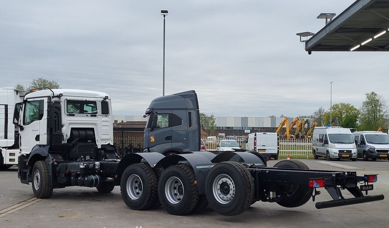 MAN TGS 35.470 8x4-4 BL TGS 35.470 8x4-4 BL, Lenk-/Liftachse, Navi, Nebenantrieb - Грузовик-шасси: фото 4 MAN TGS 35.470 8x4-4 BL TGS 35.470 8x4-4 BL, Lenk-/Liftachse, Navi, Nebenantrieb - Грузовик-шасси: фото 4