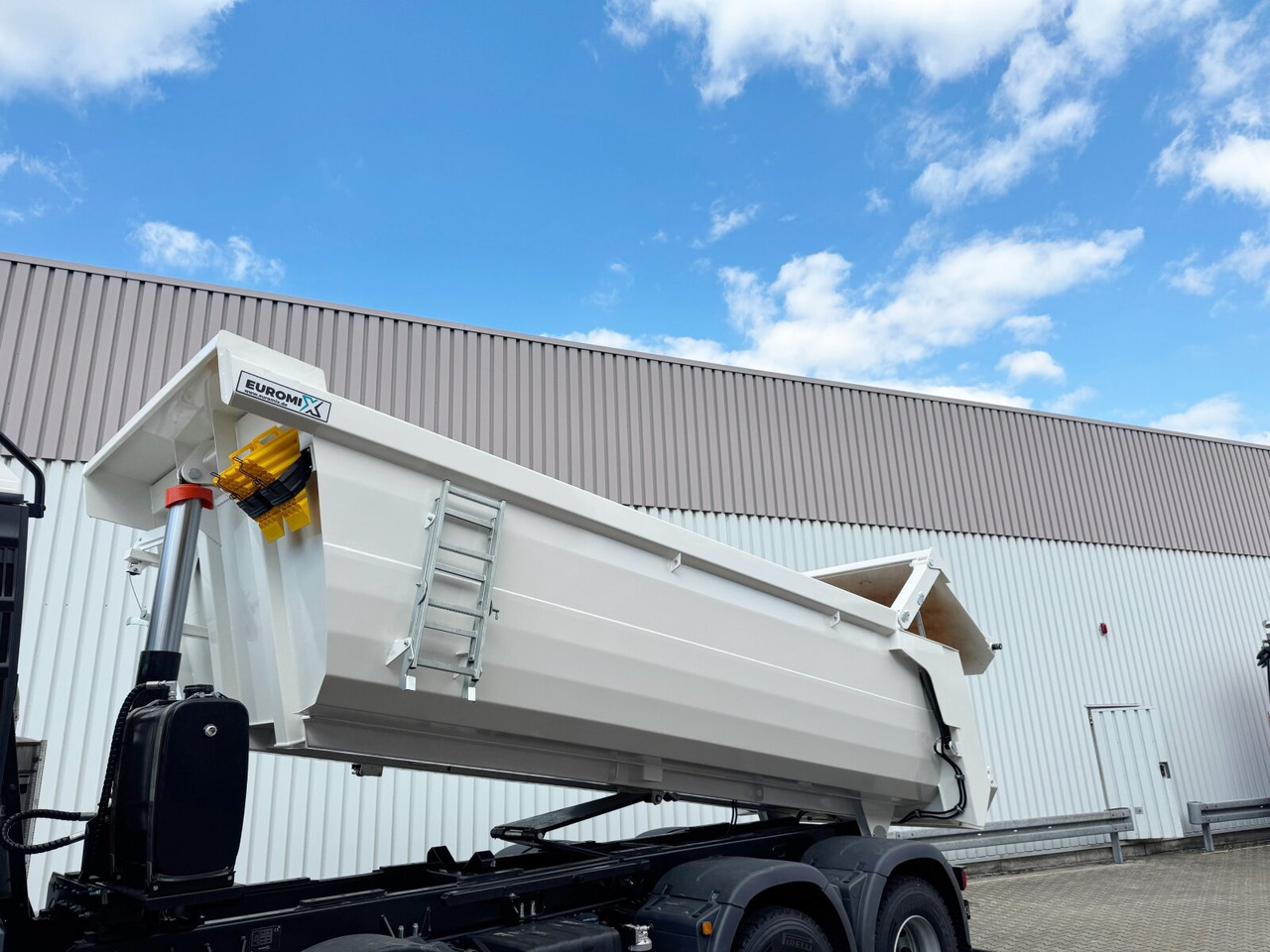 MAN TGS 41.440/480 8x4 BB TGS 41.440/480 8x4 BB, Mulde ca. 16m³ mit hydraulischer Heckklappe, mehrfach VORHANDEN - Грузовик-шасси: фото 2 MAN TGS 41.440/480 8x4 BB TGS 41.440/480 8x4 BB, Mulde ca. 16m³ mit hydraulischer Heckklappe, mehrfach VORHANDEN - Грузовик-шасси: фото 2