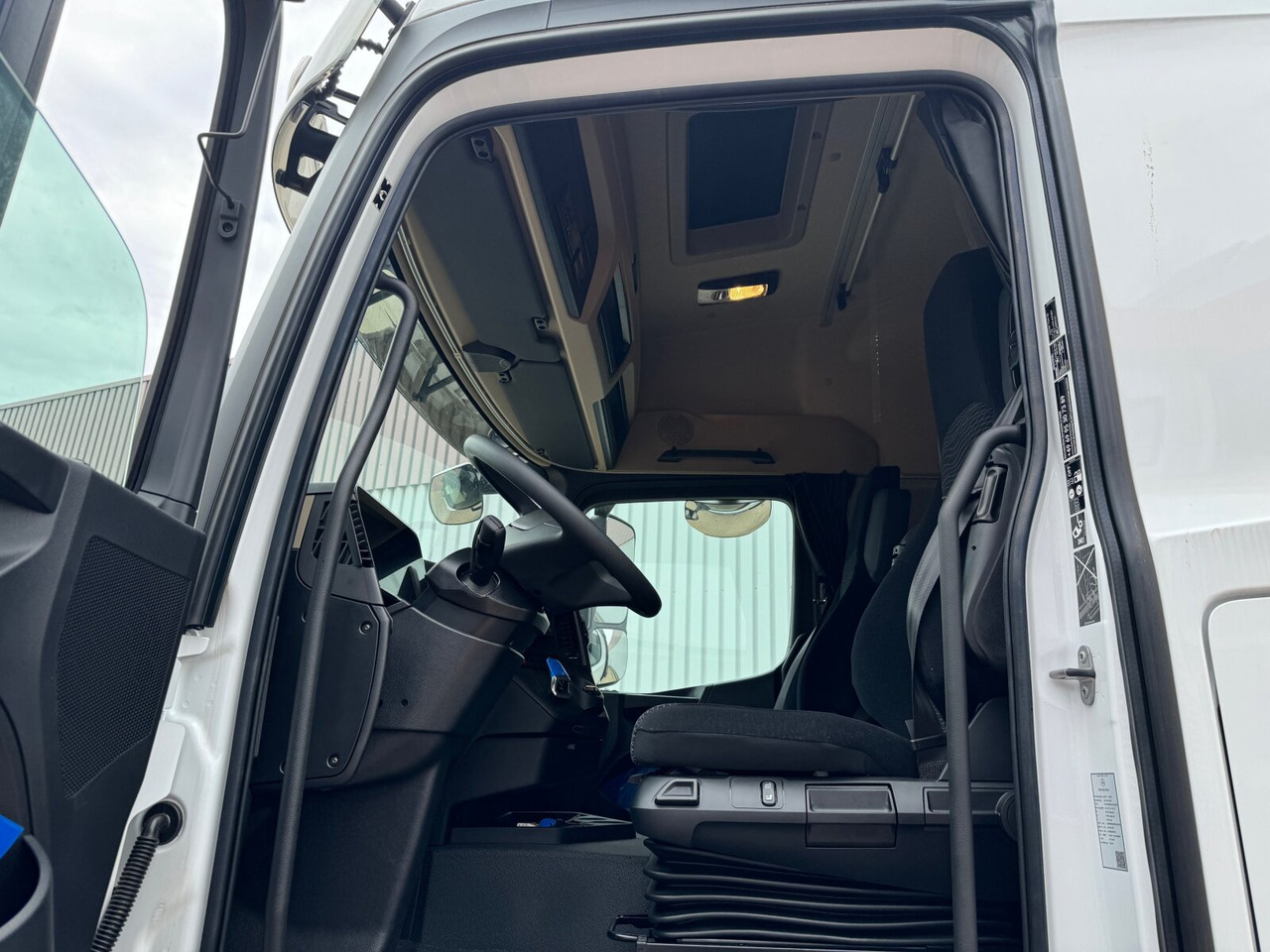Фото интерьера 1: Новый Грузовик-шасси Mercedes-Benz Actros 2545 L 6x2 Actros 2545 L 6x2, Lenk-/Liftachse, StreamSpace, MultimediaCockpit