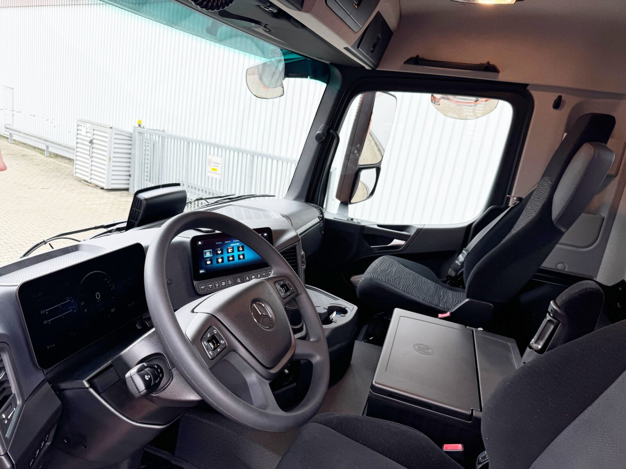 Mercedes-Benz Arocs 3248 K 8x4 Arocs 3248 K 8x4, Navi, Multimedia Cockpit - Самосвал: фото 4 Mercedes-Benz Arocs 3248 K 8x4 Arocs 3248 K 8x4, Navi, Multimedia Cockpit - Самосвал: фото 4
