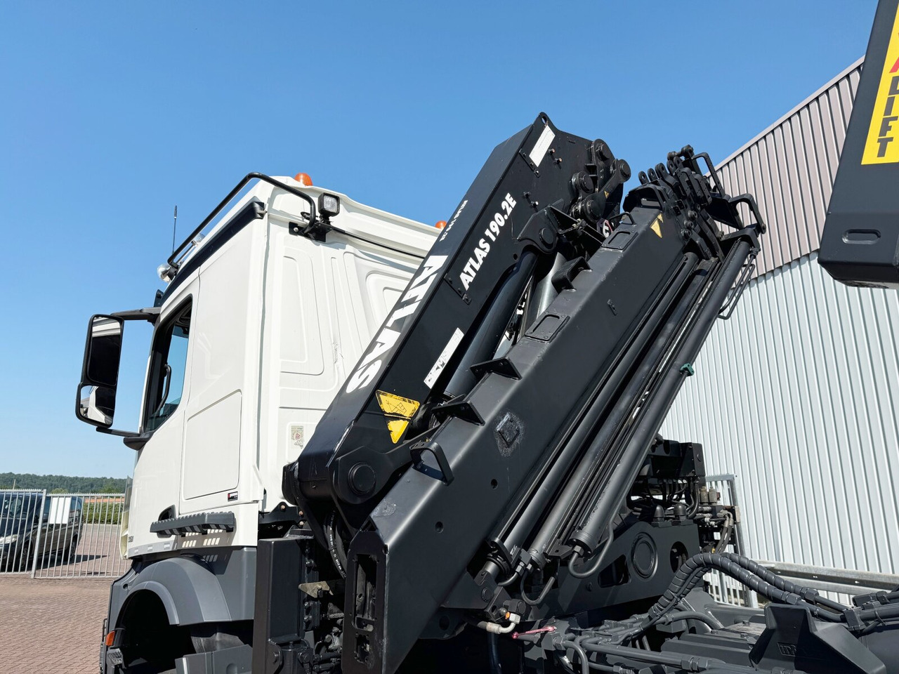 Mercedes-Benz Arocs 3351 AK 6x6 Arocs 3351 AK 6x6, Retarder, Navi, Grounder, Kran Atlas AK 190.2E, Funk - Крюковой мультилифт, Автоманипулятор: фото 4 Mercedes-Benz Arocs 3351 AK 6x6 Arocs 3351 AK 6x6, Retarder, Navi, Grounder, Kran Atlas AK 190.2E, Funk - Крюковой мультилифт, Автоманипулятор: фото 4