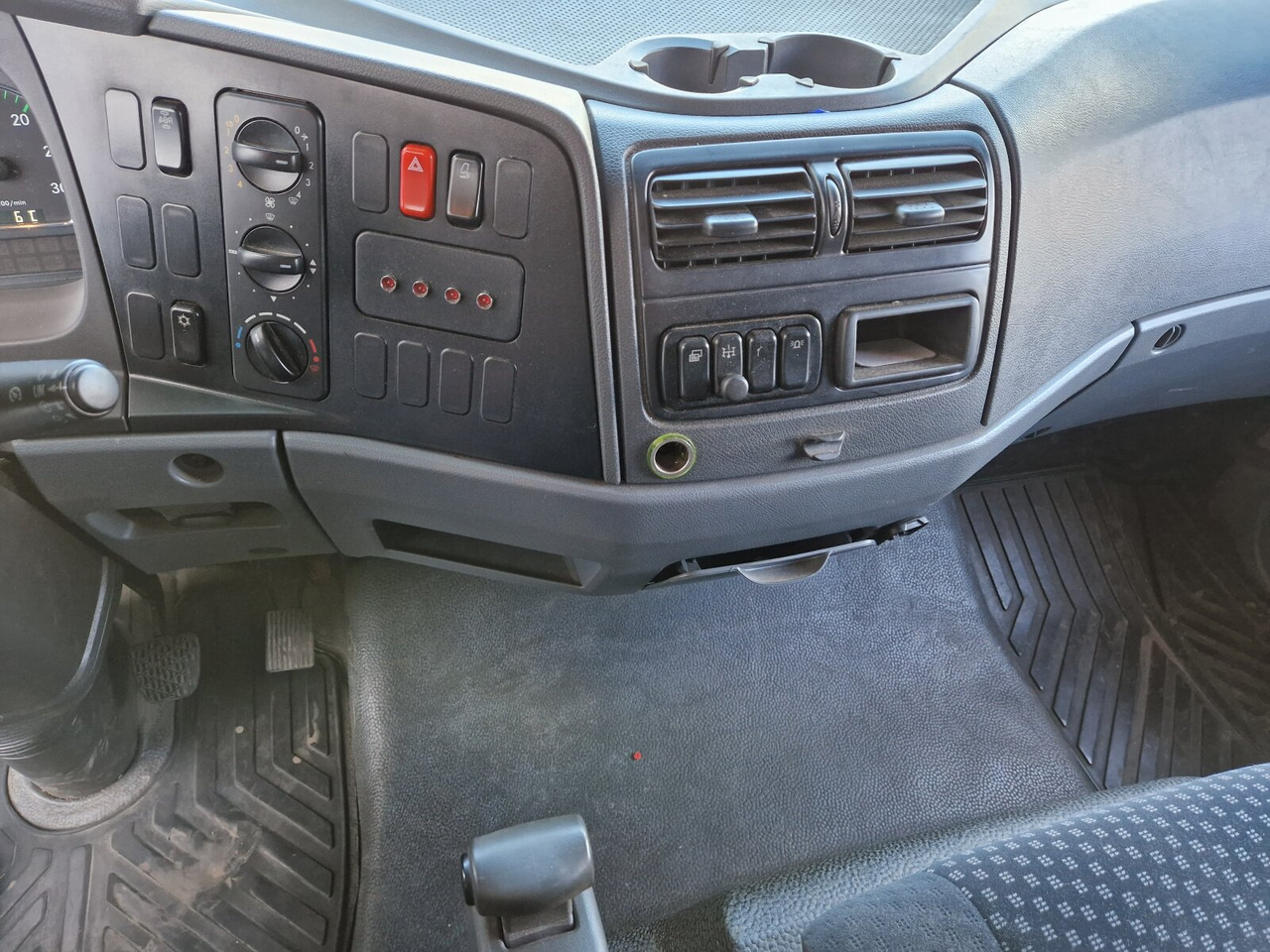 Mercedes-Benz Atego 1218 L 4x2 1218 L 4x2, Fassi Kran F 95A21 5.9m-1.545 kg, - Автоманипулятор, Грузовик бортовой/ Платформа: фото 4 Mercedes-Benz Atego 1218 L 4x2 1218 L 4x2, Fassi Kran F 95A21 5.9m-1.545 kg, - Автоманипулятор, Грузовик бортовой/ Платформа: фото 4