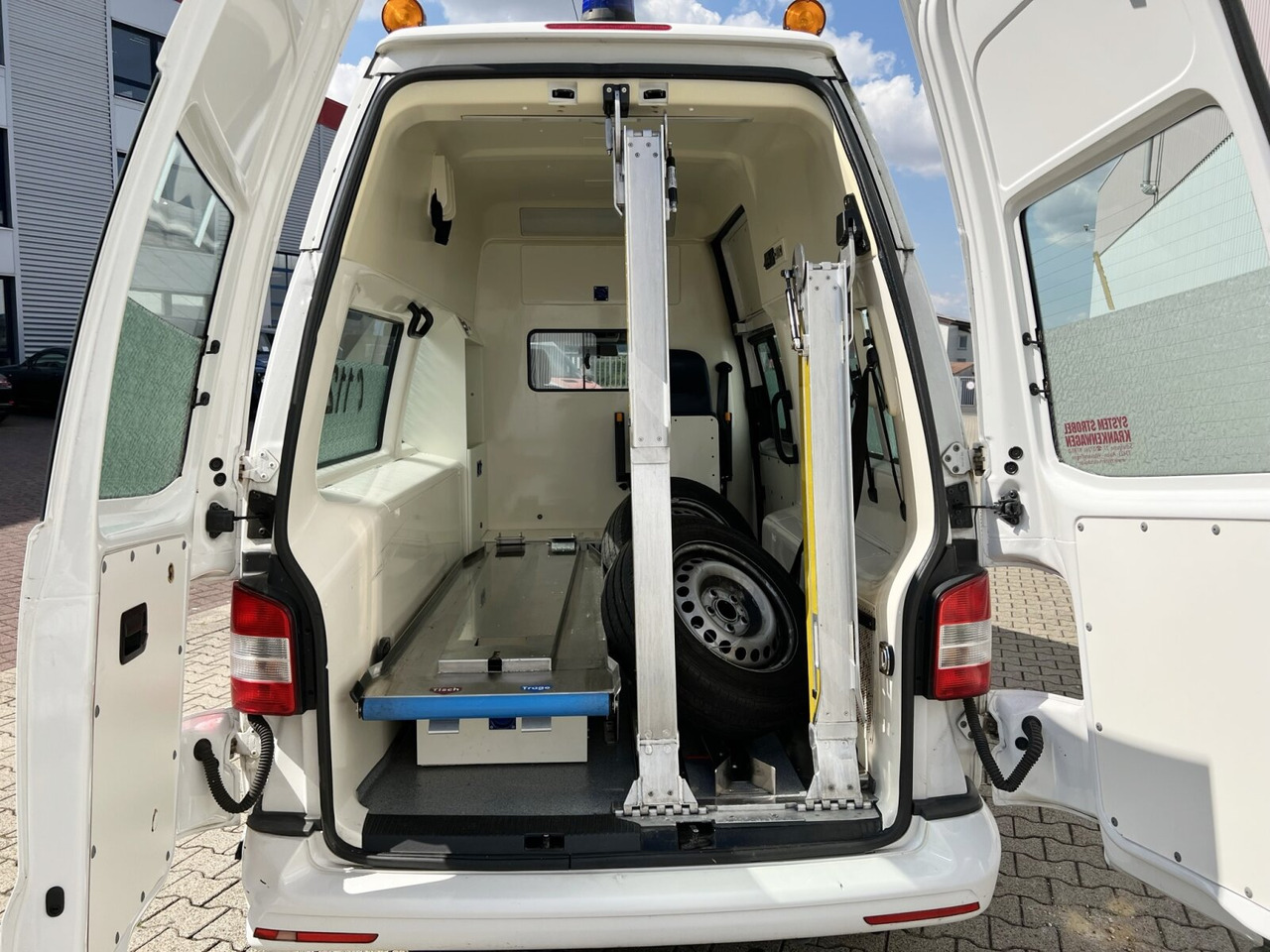 Машина скорой помощи Volkswagen T5 2.0 TDI 4x2 T5 2.0 TDI 4x2, Krankenwagen: фото 12 Машина скорой помощи Volkswagen T5 2.0 TDI 4x2 T5 2.0 TDI 4x2, Krankenwagen: фото 12