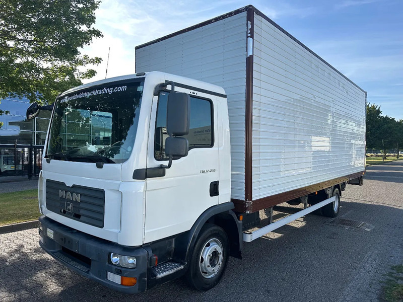 MAN TGL 12.210 MANUAL + 2000 KG LIFT + 2.60 M HIGH BIG BOX + AIRCO + SPRING / SPRING + 3 SEATS - Грузовик с закрытым кузовом: фото 1 MAN TGL 12.210 MANUAL + 2000 KG LIFT + 2.60 M HIGH BIG BOX + AIRCO + SPRING / SPRING + 3 SEATS - Грузовик с закрытым кузовом: фото 1