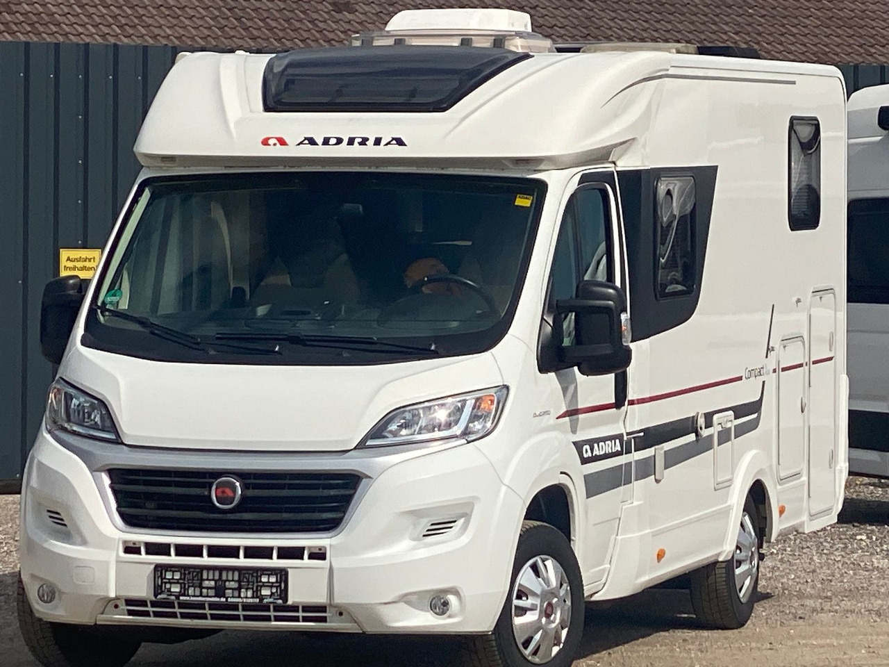 Adria Compact SL - Полуинтегрированный автодом: фото 4 Adria Compact SL - Полуинтегрированный автодом: фото 4