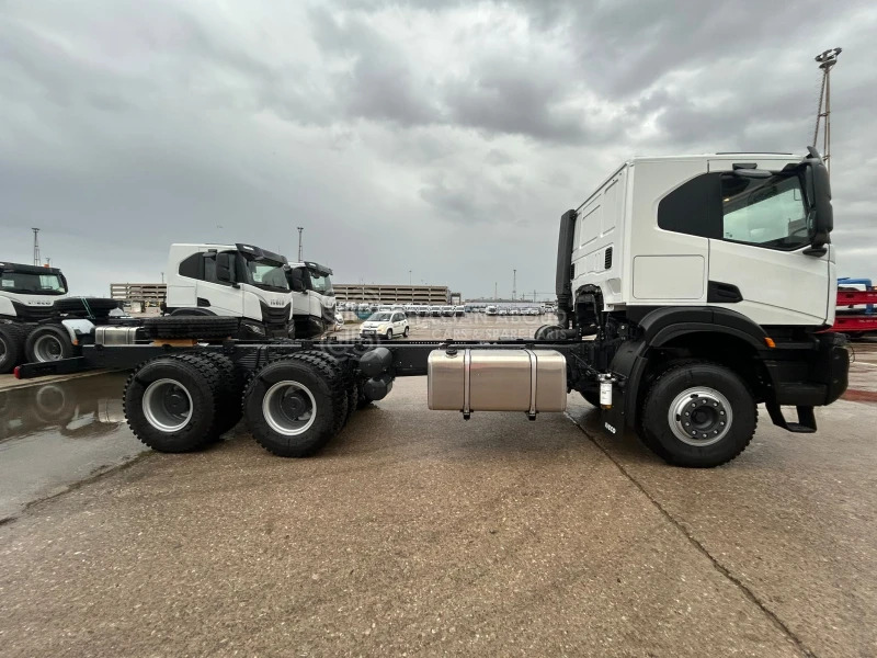 Iveco T-WAY AT380T43H 6x4 R20 Tyres Chassis - Barcelona Stock - Грузовик-шасси: фото 2 Iveco T-WAY AT380T43H 6x4 R20 Tyres Chassis - Barcelona Stock - Грузовик-шасси: фото 2