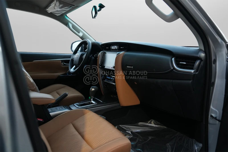 Внедорожник Toyota Fortuner 4x4: фото 9 Внедорожник Toyota Fortuner 4x4: фото 9