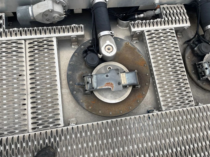 Грузовик-цистерна Renault Premium 380 13390L, 5 COMPARTMENTS, FULL AIR SUSPENSION: фото 18 Грузовик-цистерна Renault Premium 380 13390L, 5 COMPARTMENTS, FULL AIR SUSPENSION: фото 18