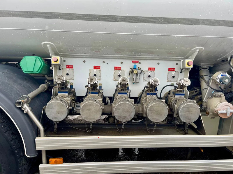 Грузовик-цистерна Renault Premium 380 13390L, 5 COMPARTMENTS, FULL AIR SUSPENSION: фото 13 Грузовик-цистерна Renault Premium 380 13390L, 5 COMPARTMENTS, FULL AIR SUSPENSION: фото 13