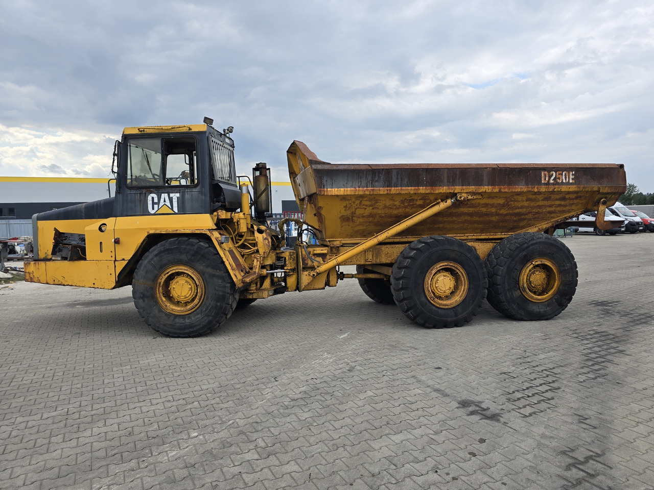 CATERPILLAR D 250 E - Сочленённый самосвал: фото 4 CATERPILLAR D 250 E - Сочленённый самосвал: фото 4