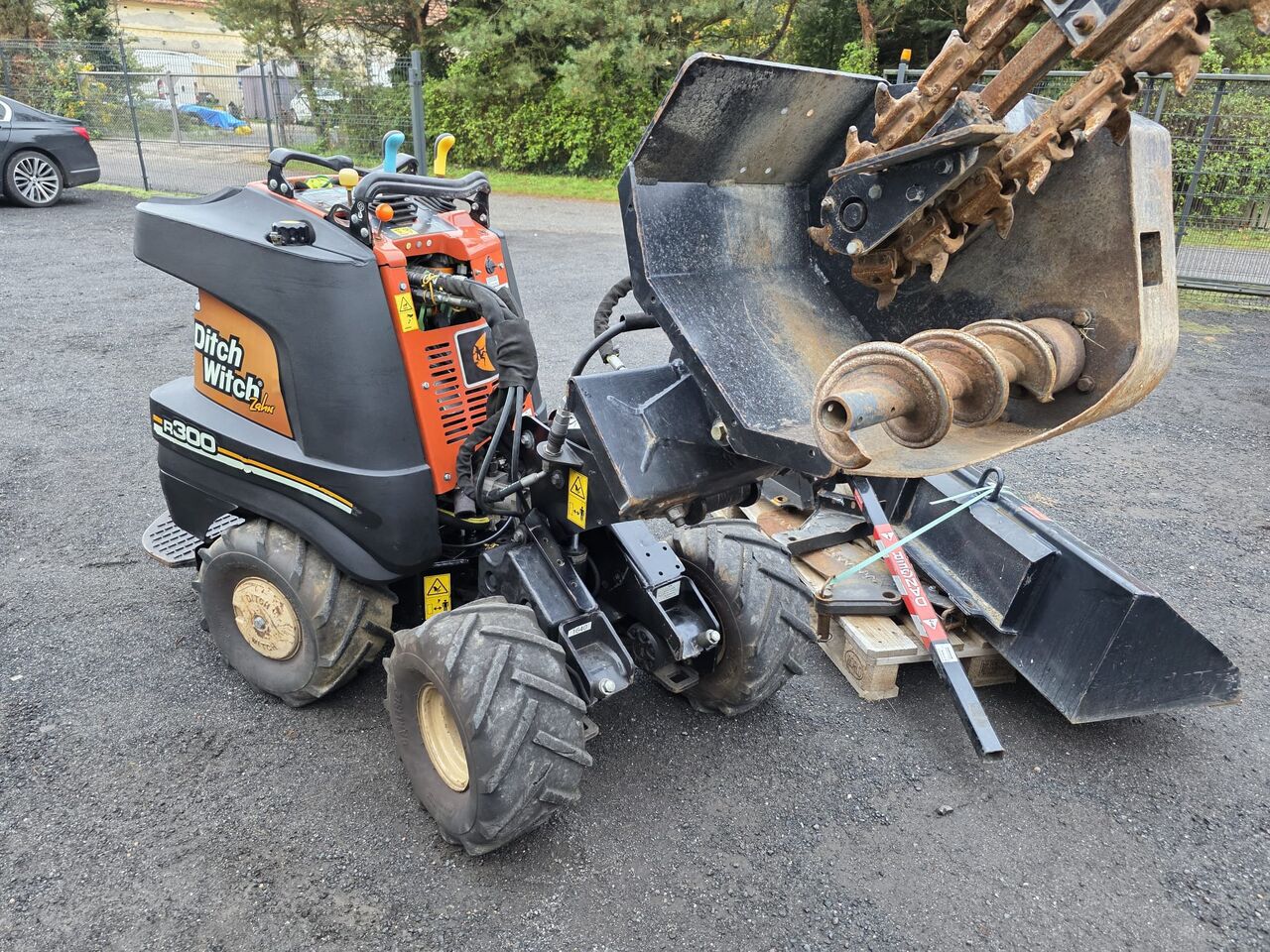Ditch Witch R300 - Мини-экскаватор: фото 3 Ditch Witch R300 - Мини-экскаватор: фото 3