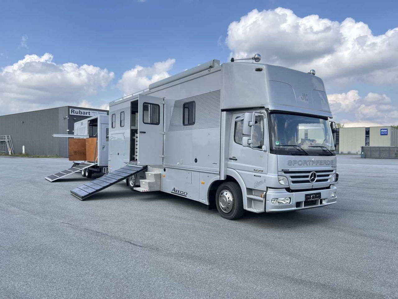 MERCEDES-BENZ Atego 1229 + Anhänger LKW - Коневоз: фото 1 MERCEDES-BENZ Atego 1229 + Anhänger LKW - Коневоз: фото 1
