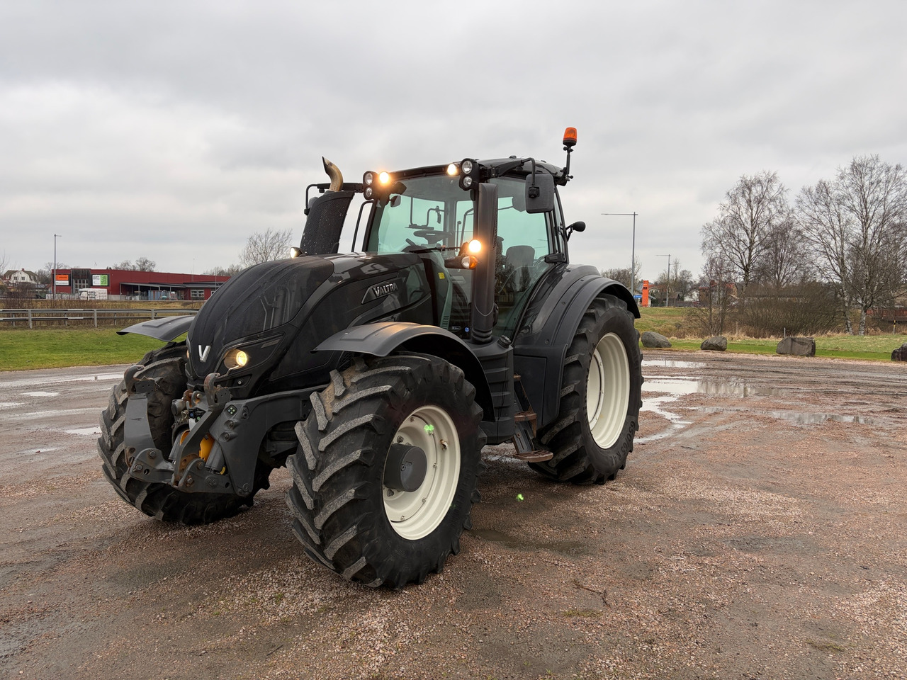 Valtra T214 - Трактор: фото 1 Valtra T214 - Трактор: фото 1
