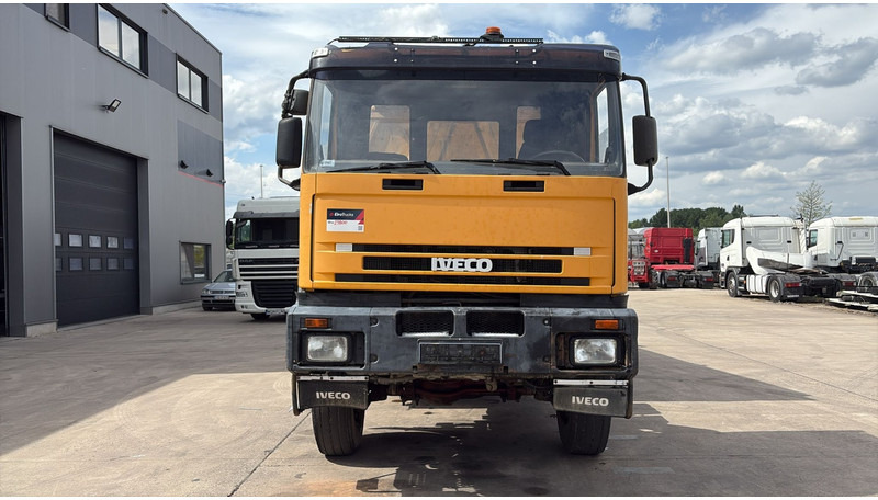 Iveco Eurotrakker 260 E 34 (POMPE MANUELLE / 6X6 / LAMES / GRAND PONT / STEEL SUSP. / MANUAL PUMP) - Самосвал: фото 2 Iveco Eurotrakker 260 E 34 (POMPE MANUELLE / 6X6 / LAMES / GRAND PONT / STEEL SUSP. / MANUAL PUMP) - Самосвал: фото 2
