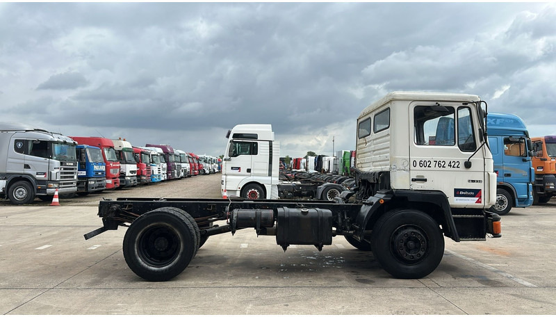 MAN 18.232 (MANUAL PUMP / 6 CYLINDER / POMPE MANUELLE / LAMES / STEEL SUSPENSION) - Грузовик-шасси: фото 3 MAN 18.232 (MANUAL PUMP / 6 CYLINDER / POMPE MANUELLE / LAMES / STEEL SUSPENSION) - Грузовик-шасси: фото 3