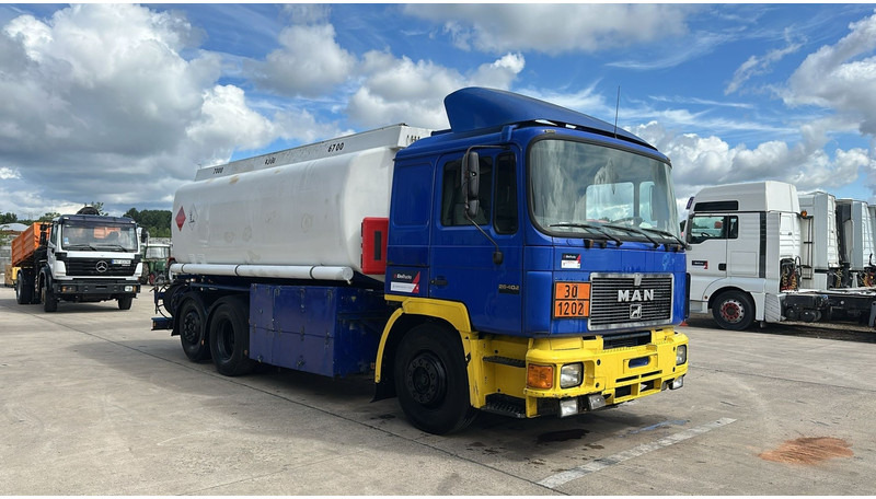 MAN 26.402 (18.000 L / 6X2 / 6 CYLINDER / FRONT STEEL / 3 COMPARTIMENTS) - Грузовик-цистерна: фото 3 MAN 26.402 (18.000 L / 6X2 / 6 CYLINDER / FRONT STEEL / 3 COMPARTIMENTS) - Грузовик-цистерна: фото 3