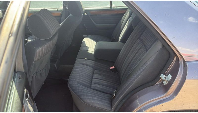 Седан Mercedes-Benz E-Klasse 200 (GERMAN CAR / VOITURE D'ALLEMAGNE / ESSENCE / PETROL / MANUAL): фото 10 Седан Mercedes-Benz E-Klasse 200 (GERMAN CAR / VOITURE D'ALLEMAGNE / ESSENCE / PETROL / MANUAL): фото 10