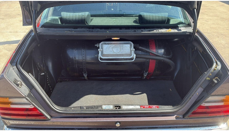 Седан Mercedes-Benz E-Klasse 200 (GERMAN CAR / VOITURE D'ALLEMAGNE / ESSENCE / PETROL / MANUAL): фото 12 Седан Mercedes-Benz E-Klasse 200 (GERMAN CAR / VOITURE D'ALLEMAGNE / ESSENCE / PETROL / MANUAL): фото 12