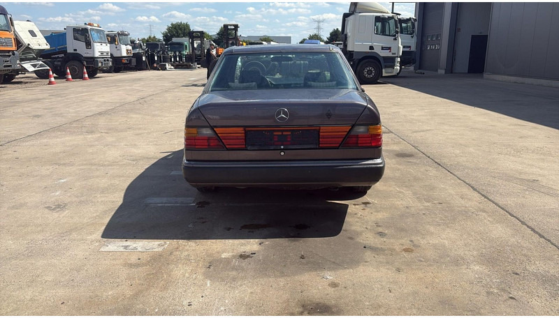 Седан Mercedes-Benz E-Klasse 200 (GERMAN CAR / VOITURE D'ALLEMAGNE / ESSENCE / PETROL / MANUAL): фото 6 Седан Mercedes-Benz E-Klasse 200 (GERMAN CAR / VOITURE D'ALLEMAGNE / ESSENCE / PETROL / MANUAL): фото 6