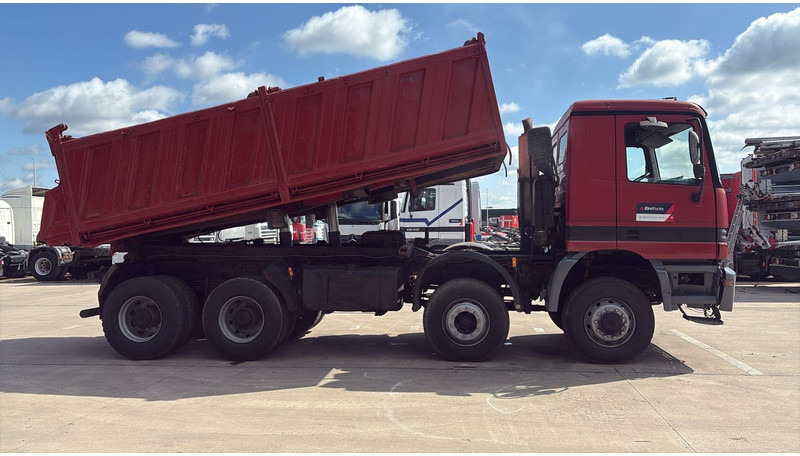 Mercedes-Benz actros 4140 (EPS / 8X6 / LAMES / GRAND PONT / GRAND BENNE / 3 PONTS / TRES BONNE ETAT) - Самосвал: фото 4 Mercedes-Benz actros 4140 (EPS / 8X6 / LAMES / GRAND PONT / GRAND BENNE / 3 PONTS / TRES BONNE ETAT) - Самосвал: фото 4