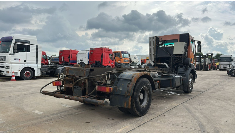 Renault Kerax 260 (POMPE MANUELLE / LAMES / GRAND PONT / STEEL SUSP. / MANUAL PUMP) - Грузовик-шасси: фото 4 Renault Kerax 260 (POMPE MANUELLE / LAMES / GRAND PONT / STEEL SUSP. / MANUAL PUMP) - Грузовик-шасси: фото 4