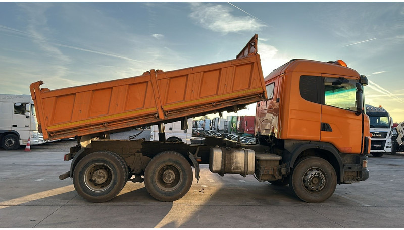 Scania 144-460 (BIG AXLE / GRAND PONT / LAMES / STEEL SUSP. / MANUAL GEARBOX / BOITE MANUELLE) - Грузовик-шасси: фото 4 Scania 144-460 (BIG AXLE / GRAND PONT / LAMES / STEEL SUSP. / MANUAL GEARBOX / BOITE MANUELLE) - Грузовик-шасси: фото 4