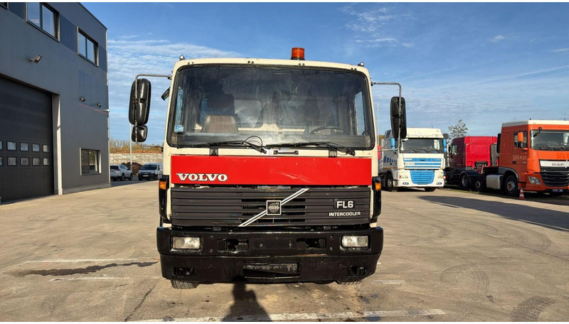 Volvo FL 6-18 (10 BOLTS / POMPE MANUELLE / MANUAL PUMP / 18T / STEEL SUSP. / LAMES) - Самосвал: фото 3 Volvo FL 6-18 (10 BOLTS / POMPE MANUELLE / MANUAL PUMP / 18T / STEEL SUSP. / LAMES) - Самосвал: фото 3