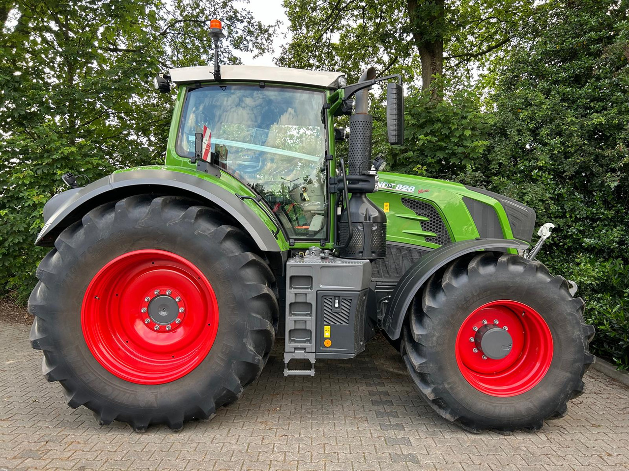 FENDT 828 Vario S4 ProfiPlus - Трактор: фото 4 FENDT 828 Vario S4 ProfiPlus - Трактор: фото 4
