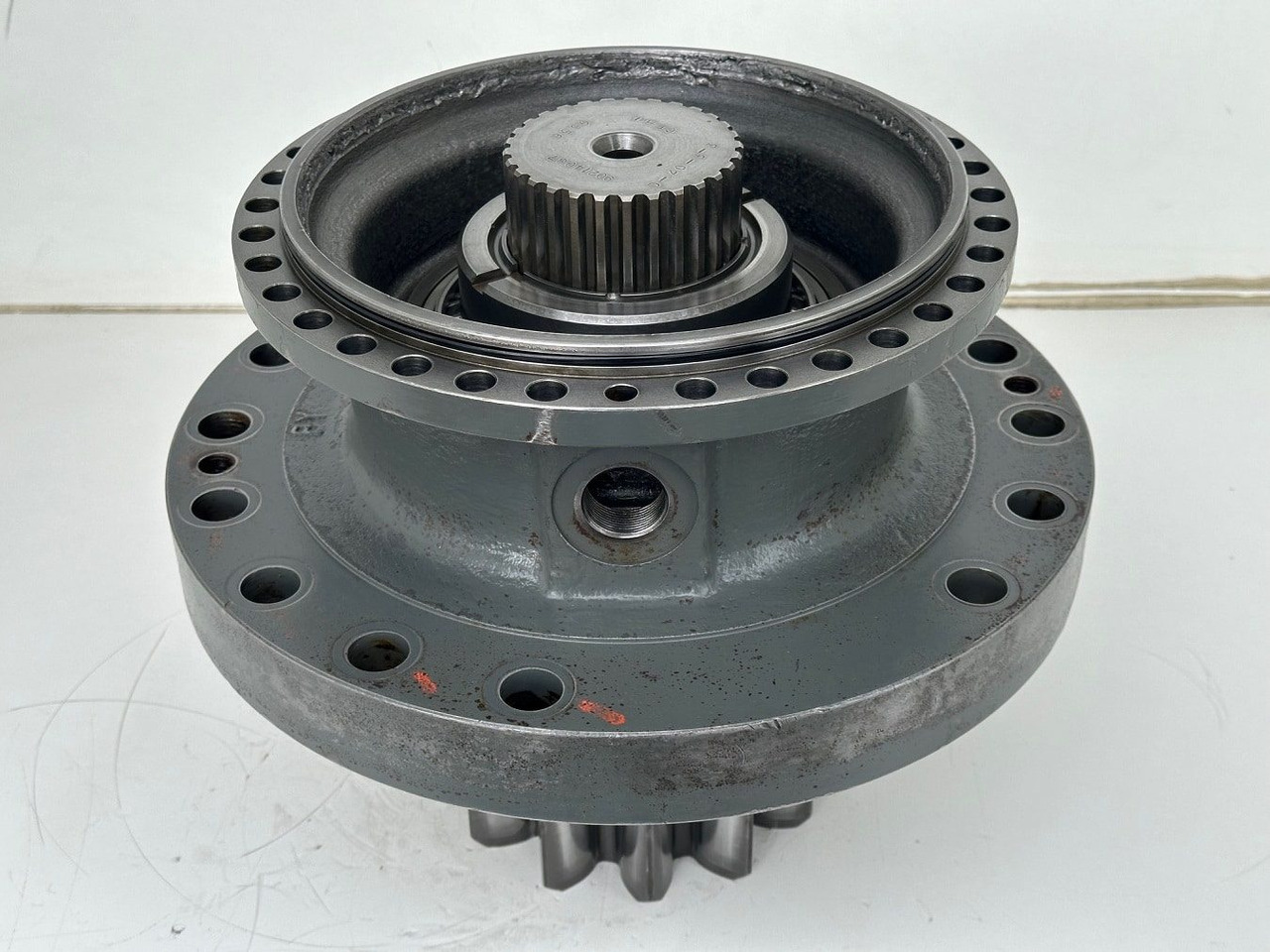 Liebherr Abtriebswellengehäuse ID-Nr.90013701 mit Abtriebswelle ID-Nr.90214087. SAT275A290. R922 LC-1486. R924 LC-1487. #0556#0579# - Поворотный редуктор для Строительной техники: фото 3 Liebherr Abtriebswellengehäuse ID-Nr.90013701 mit Abtriebswelle ID-Nr.90214087. SAT275A290. R922 LC-1486. R924 LC-1487. #0556#0579# - Поворотный редуктор для Строительной техники: фото 3