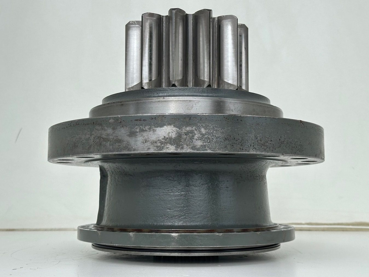 Liebherr Abtriebswellengehäuse ID-Nr.90013701 mit Abtriebswelle ID-Nr.90214087. SAT275A290. R922 LC-1486. R924 LC-1487. #0556#0579# - Поворотный редуктор для Строительной техники: фото 5 Liebherr Abtriebswellengehäuse ID-Nr.90013701 mit Abtriebswelle ID-Nr.90214087. SAT275A290. R922 LC-1486. R924 LC-1487. #0556#0579# - Поворотный редуктор для Строительной техники: фото 5