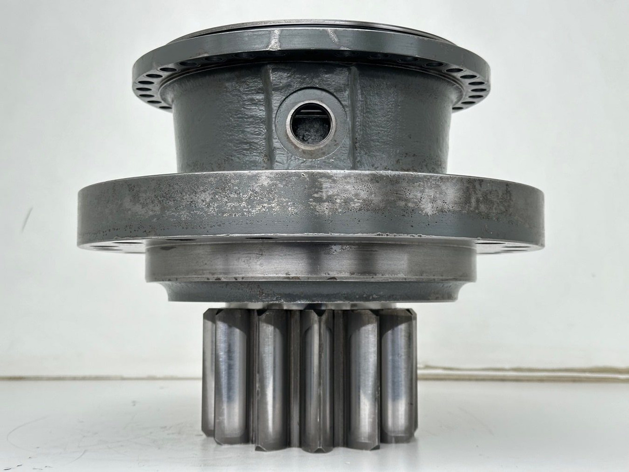 Liebherr Abtriebswellengehäuse ID-Nr.90013701 mit Abtriebswelle ID-Nr.90214087. SAT275A290. R922 LC-1486. R924 LC-1487. #0556#0579# - Поворотный редуктор для Строительной техники: фото 2 Liebherr Abtriebswellengehäuse ID-Nr.90013701 mit Abtriebswelle ID-Nr.90214087. SAT275A290. R922 LC-1486. R924 LC-1487. #0556#0579# - Поворотный редуктор для Строительной техники: фото 2