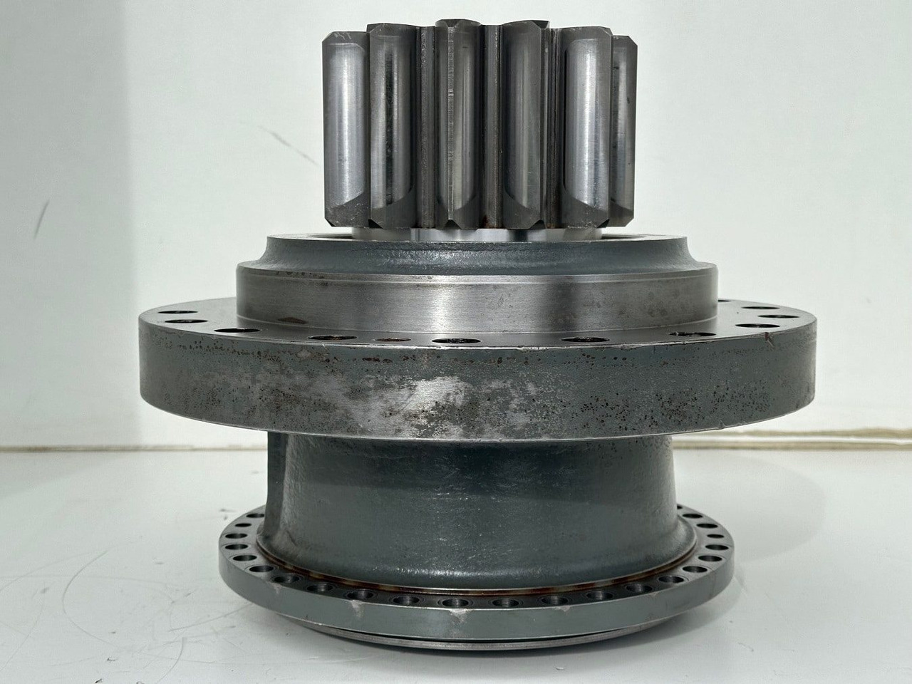 Liebherr Abtriebswellengehäuse ID-Nr.90013701 mit Abtriebswelle ID-Nr.90214087. SAT275A290. R922 LC-1486. R924 LC-1487. #0556#0579# - Поворотный редуктор для Строительной техники: фото 4 Liebherr Abtriebswellengehäuse ID-Nr.90013701 mit Abtriebswelle ID-Nr.90214087. SAT275A290. R922 LC-1486. R924 LC-1487. #0556#0579# - Поворотный редуктор для Строительной техники: фото 4