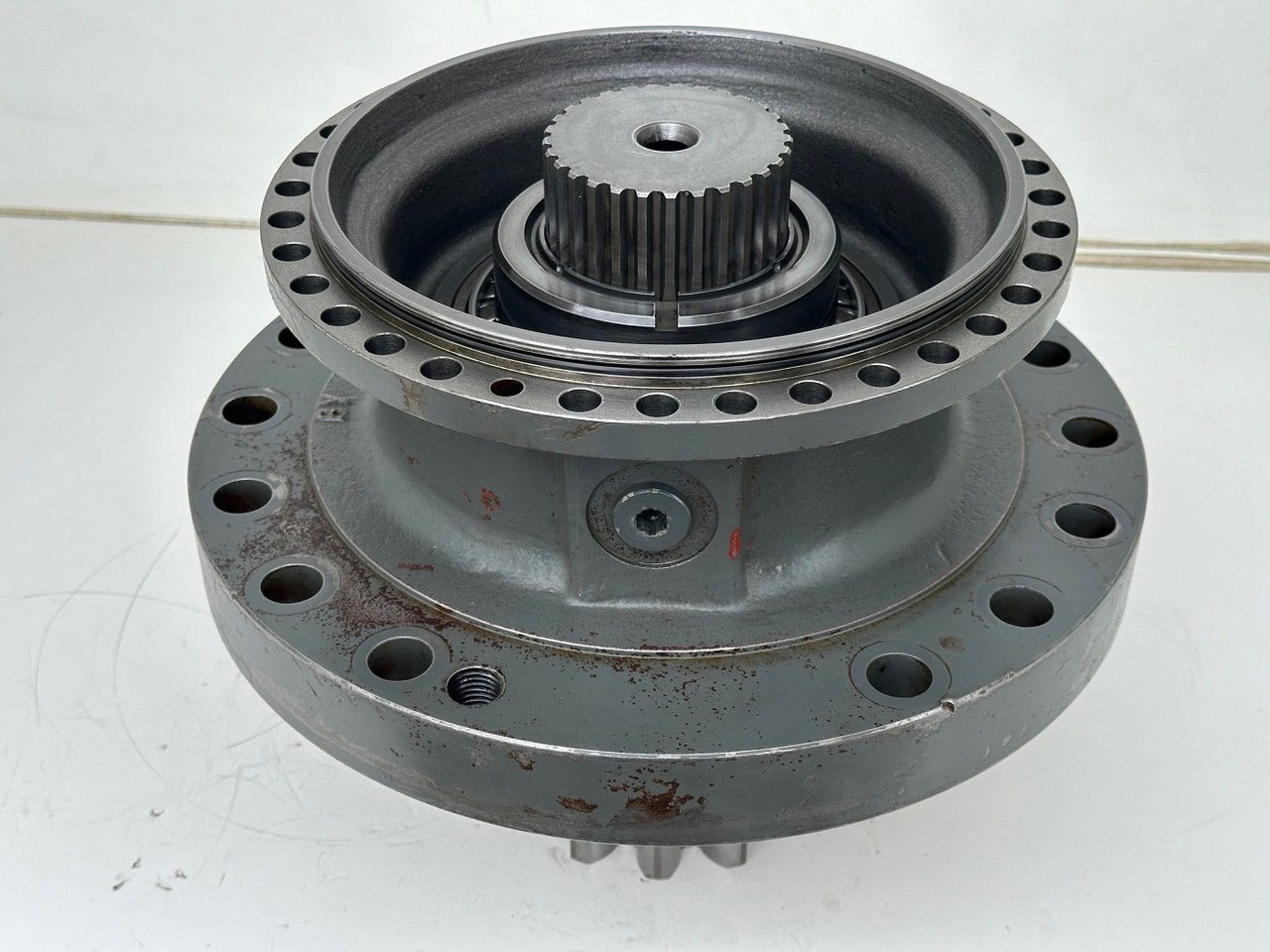 Liebherr Abtriebswellengehäuse ID-Nr.90018934 mit Abtriebswelle ID-Nr.90204999. SAT275/260 - SAT275/261 - SAT275/266 - SAT275/289. #08851#01696# - Поворотный редуктор для Строительной техники: фото 3 Liebherr Abtriebswellengehäuse ID-Nr.90018934 mit Abtriebswelle ID-Nr.90204999. SAT275/260 - SAT275/261 - SAT275/266 - SAT275/289. #08851#01696# - Поворотный редуктор для Строительной техники: фото 3