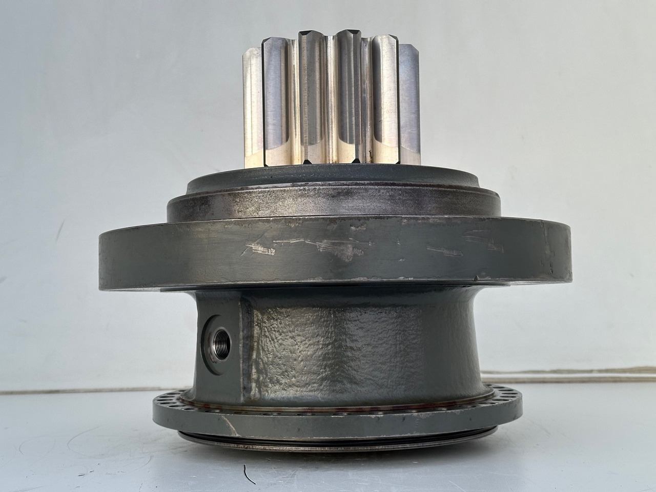 Liebherr Abtriebswellengehäuse ID-Nr.90018934 mit Abtriebswelle ID-Nr.90204999. SAT275/260 - SAT275/261 - SAT275/266 - SAT275/289. #1744.1806# - Поворотный редуктор для Экскаваторов: фото 5 Liebherr Abtriebswellengehäuse ID-Nr.90018934 mit Abtriebswelle ID-Nr.90204999. SAT275/260 - SAT275/261 - SAT275/266 - SAT275/289. #1744.1806# - Поворотный редуктор для Экскаваторов: фото 5