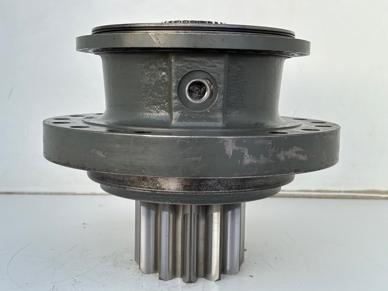 Liebherr Abtriebswellengehäuse ID-Nr.90018934 mit Abtriebswelle ID-Nr.90204999. SAT275/260 - SAT275/261 - SAT275/266 - SAT275/289. #1744.1806# - Поворотный редуктор для Экскаваторов: фото 1 Liebherr Abtriebswellengehäuse ID-Nr.90018934 mit Abtriebswelle ID-Nr.90204999. SAT275/260 - SAT275/261 - SAT275/266 - SAT275/289. #1744.1806# - Поворотный редуктор для Экскаваторов: фото 1