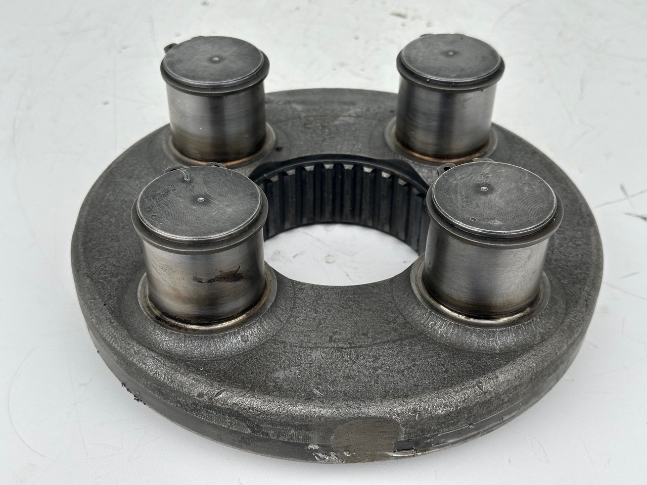 Liebherr Planetenträger ID-Nr.944306303 - ID-Nr.9443063. A924, A934, LH30, LH35, R906, R916, R922, R924, R926, R932, R934, R944. #944306303.C7.2906# - Поворотный редуктор для Строительной техники: фото 1 Liebherr Planetenträger ID-Nr.944306303 - ID-Nr.9443063. A924, A934, LH30, LH35, R906, R916, R922, R924, R926, R932, R934, R944. #944306303.C7.2906# - Поворотный редуктор для Строительной техники: фото 1