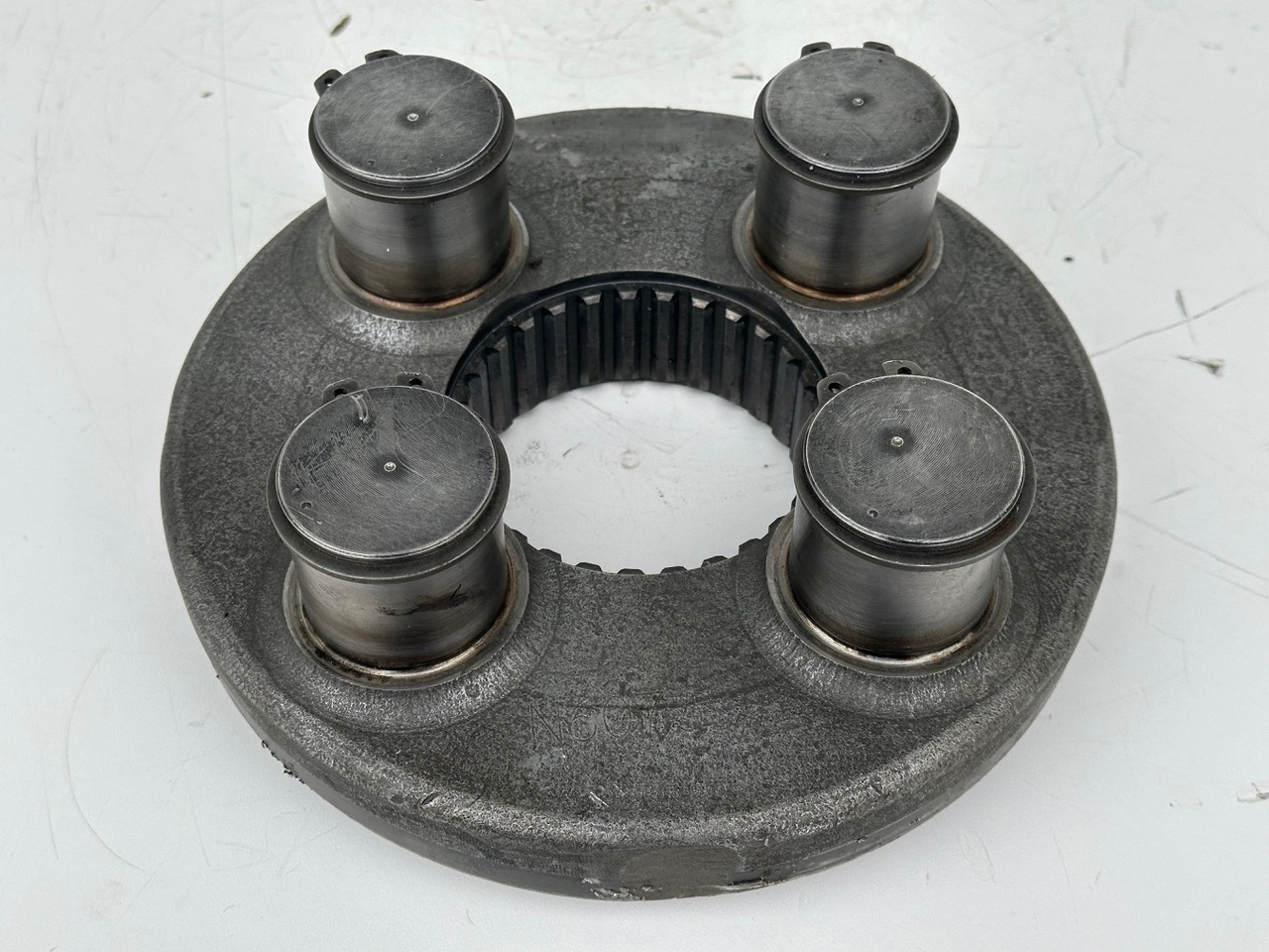 Liebherr Planetenträger ID-Nr.944306303 - ID-Nr.9443063. A924, A934, LH30, LH35, R906, R916, R922, R924, R926, R932, R934, R944. #944306303.C7.2906# - Поворотный редуктор для Строительной техники: фото 2 Liebherr Planetenträger ID-Nr.944306303 - ID-Nr.9443063. A924, A934, LH30, LH35, R906, R916, R922, R924, R926, R932, R934, R944. #944306303.C7.2906# - Поворотный редуктор для Строительной техники: фото 2