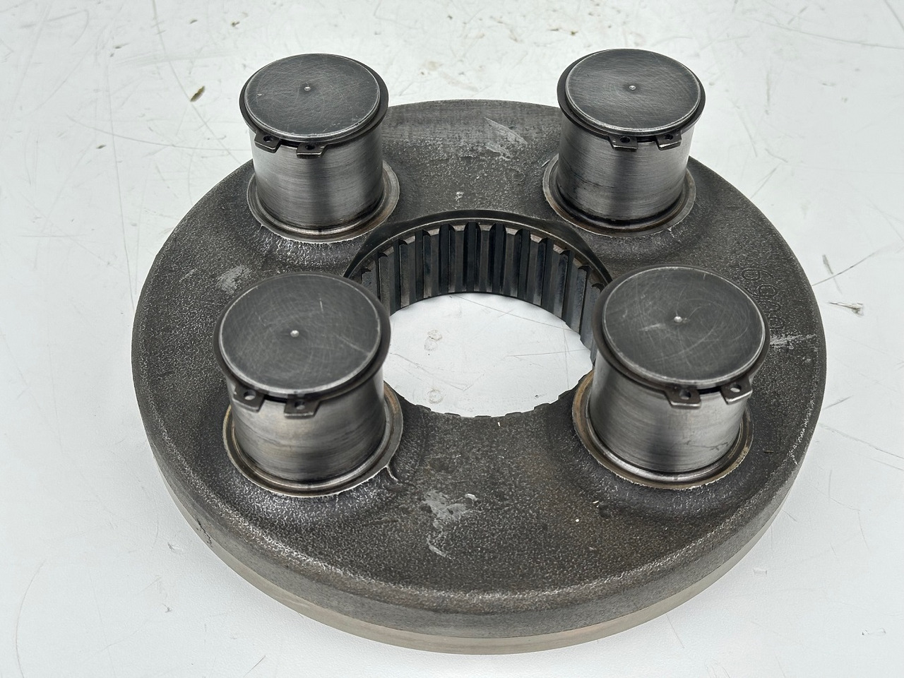 Liebherr Planetenträger ID-Nr.944306303 - ID-Nr.9443063. A924, A934, LH30, LH35, R906, R916, R922, R924, R926, R932, R934, R944. #944306303.L6.1000# - Поворотный редуктор для Строительной техники: фото 2 Liebherr Planetenträger ID-Nr.944306303 - ID-Nr.9443063. A924, A934, LH30, LH35, R906, R916, R922, R924, R926, R932, R934, R944. #944306303.L6.1000# - Поворотный редуктор для Строительной техники: фото 2