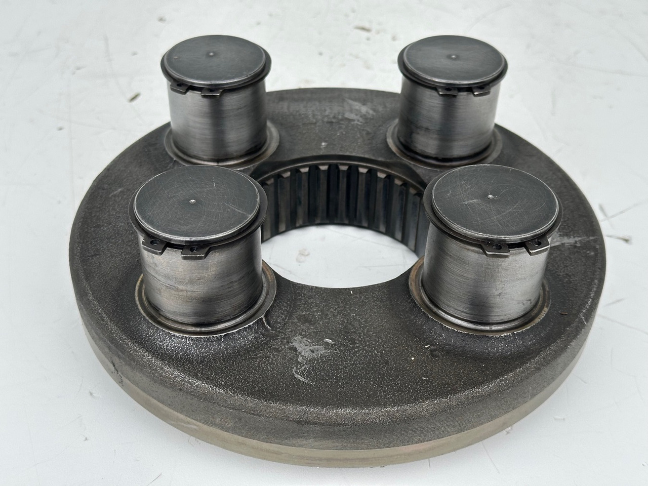 Liebherr Planetenträger ID-Nr.944306303 - ID-Nr.9443063. A924, A934, LH30, LH35, R906, R916, R922, R924, R926, R932, R934, R944. #944306303.L6.1000# - Поворотный редуктор для Строительной техники: фото 1 Liebherr Planetenträger ID-Nr.944306303 - ID-Nr.9443063. A924, A934, LH30, LH35, R906, R916, R922, R924, R926, R932, R934, R944. #944306303.L6.1000# - Поворотный редуктор для Строительной техники: фото 1