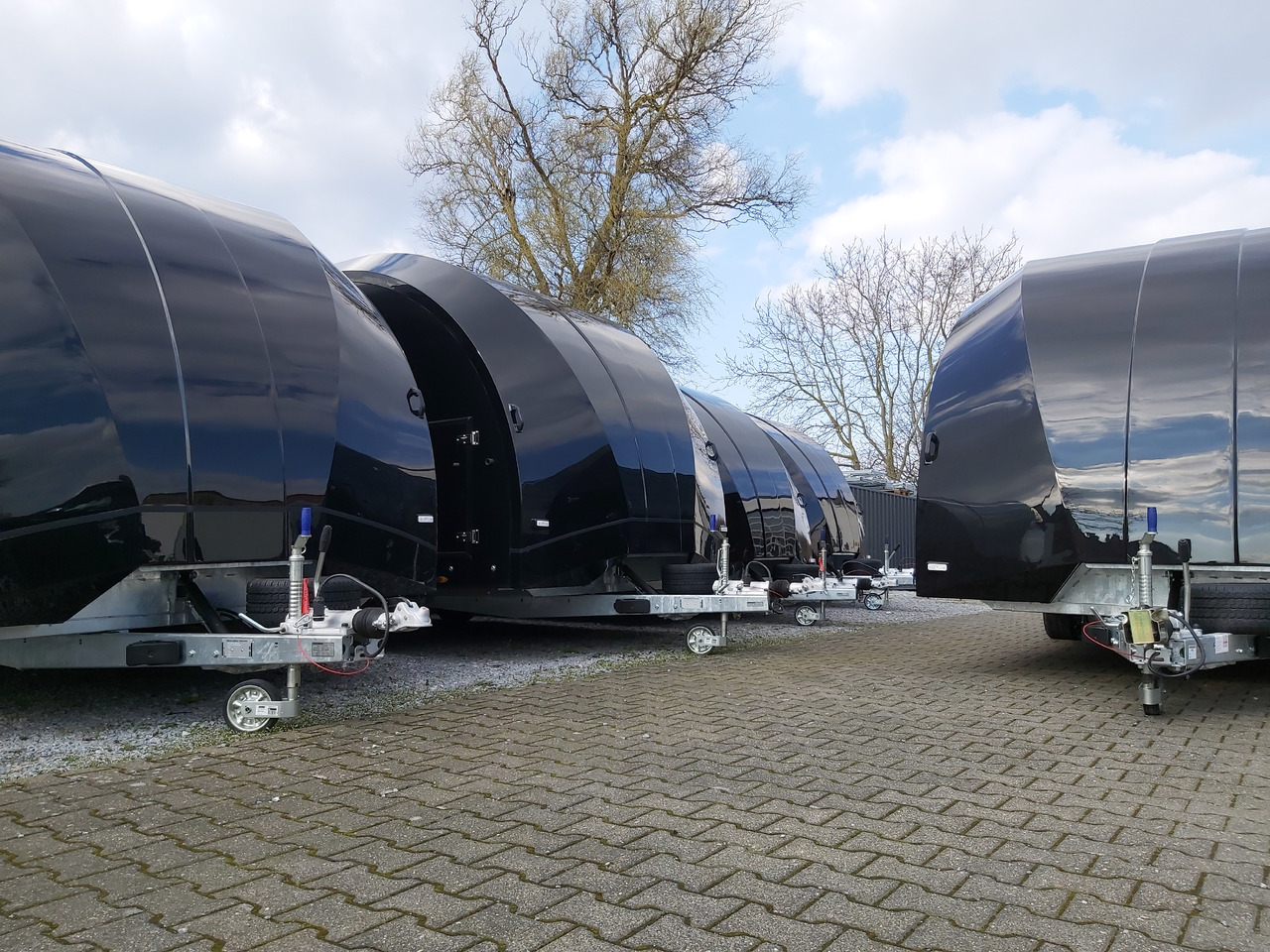 BJT Race Transporter 6 550x235x189cm black elektrisch kippbar ASR Tridem 10" 3500kg Modell 2024 - Прицеп-автовоз: фото 1 BJT Race Transporter 6 550x235x189cm black elektrisch kippbar ASR Tridem 10" 3500kg Modell 2024 - Прицеп-автовоз: фото 1